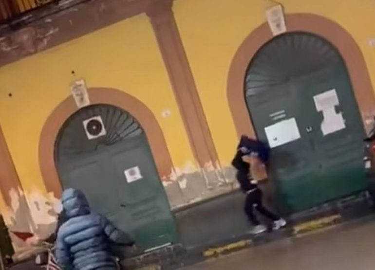 Afragola, inseguimento e violenza contro uno straniero: tre minorenni lanciano un bidone in piazza