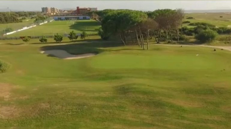 Castel Volturno, rifiuti interrati sotto i campi da golf : arrivano le ruspe 