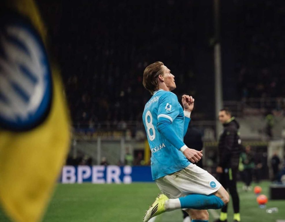 La sfida scudetto finisce 2-2: McTominay gela San Siro, il Napoli riprende due volte l’Inter