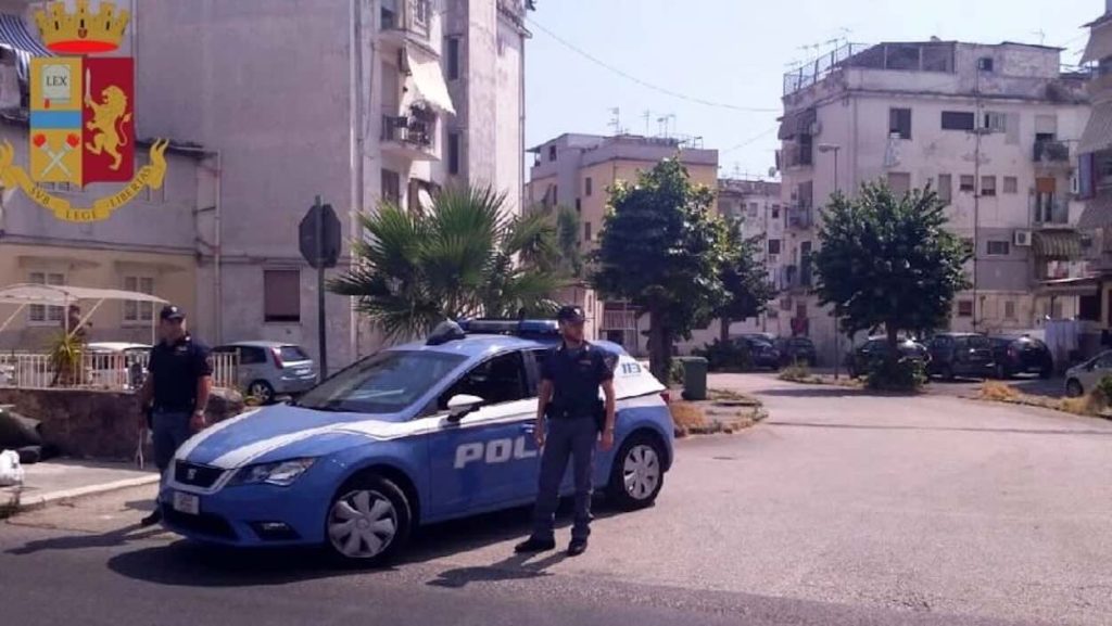 Torre Annunziata, blitz delle forze dellordine: 457 identificati e 90 violazioni stradali in poche ore