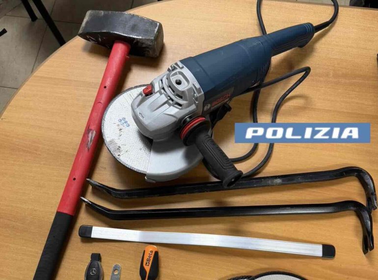 Il kit dello scasso sequestrato dalla polizia