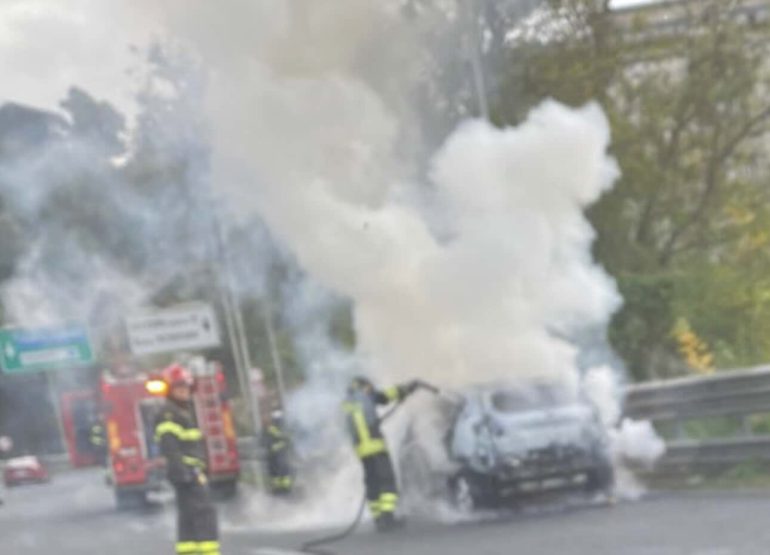 Caos sulla Tangenziale di Salerno: scontro tra tre auto, una prende fuoco