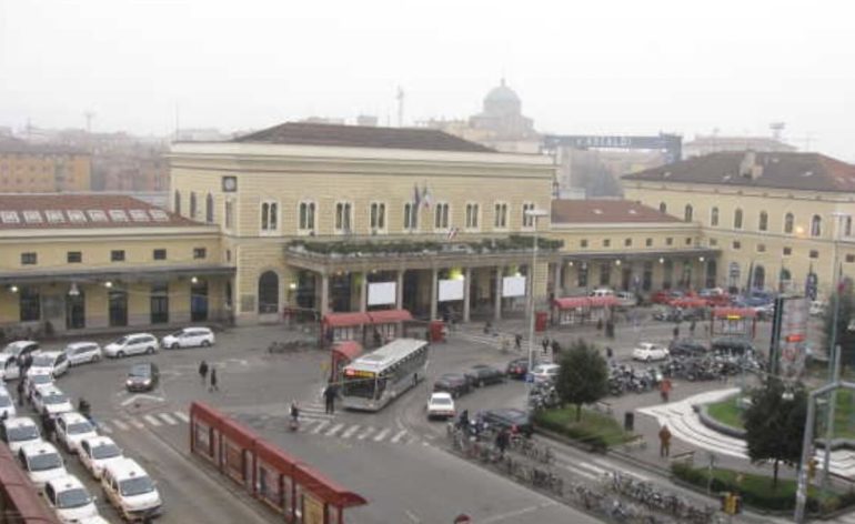 Capotreno ucciso a coltellate nel parcheggio riservato della stazione di Bologna