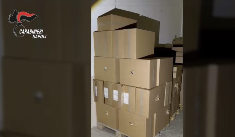 Casoria, scoperto maxi deposito di sigarette di contrabbando: sequestrate due tonnellate e mezzo di «bionde»