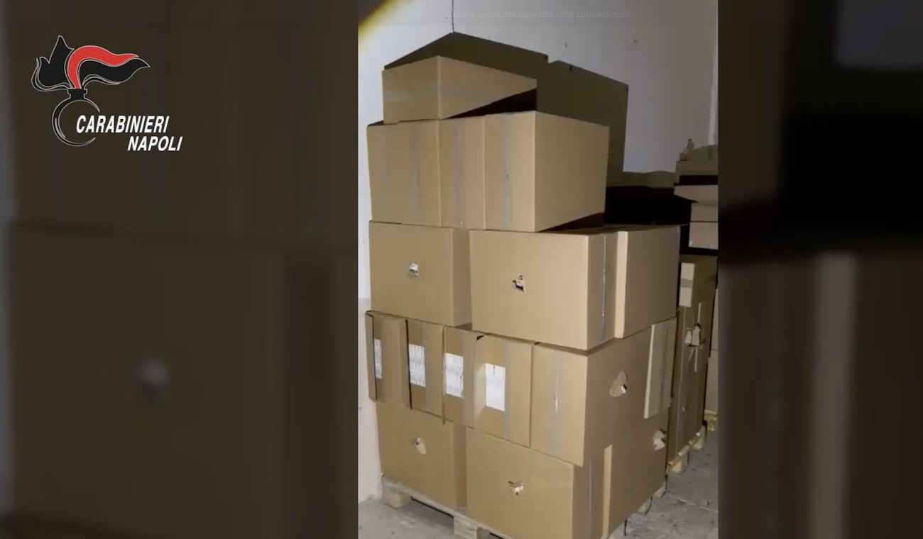 Casoria, scoperto maxi deposito di sigarette di contrabbando: sequestrate due tonnellate e mezzo di «bionde»