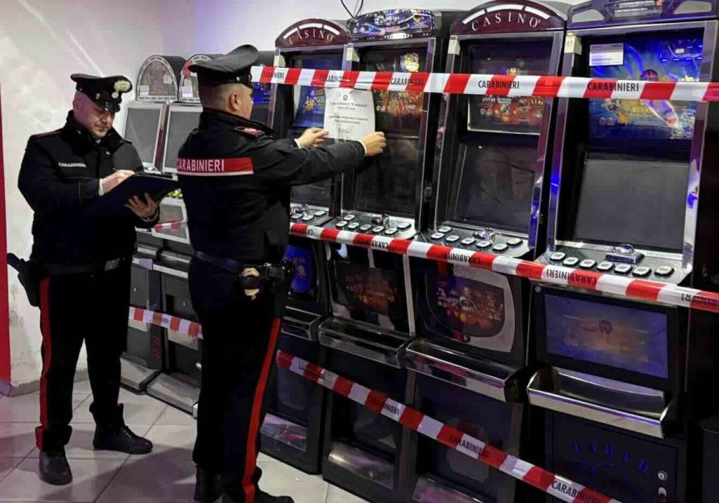 Cesa, blitz nella sala giochi ‘fantasma’: scoperte 11 slot scollegate dallo Stato, stangata da 121mila euro