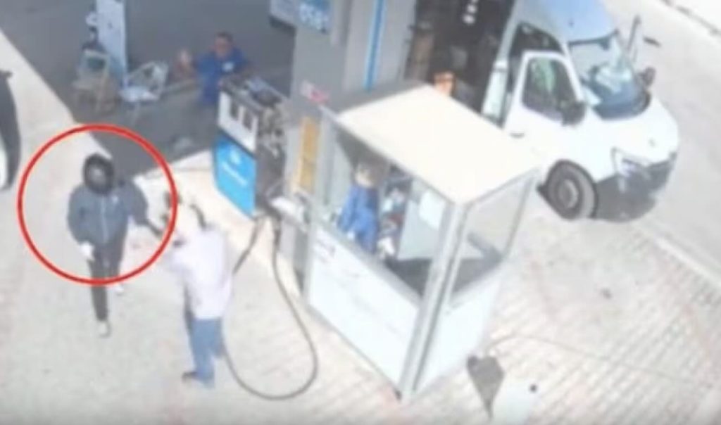 Cinque rapine in una manciata di minuti: incastrato il ladro seriale dei distributori della zona vesuviana