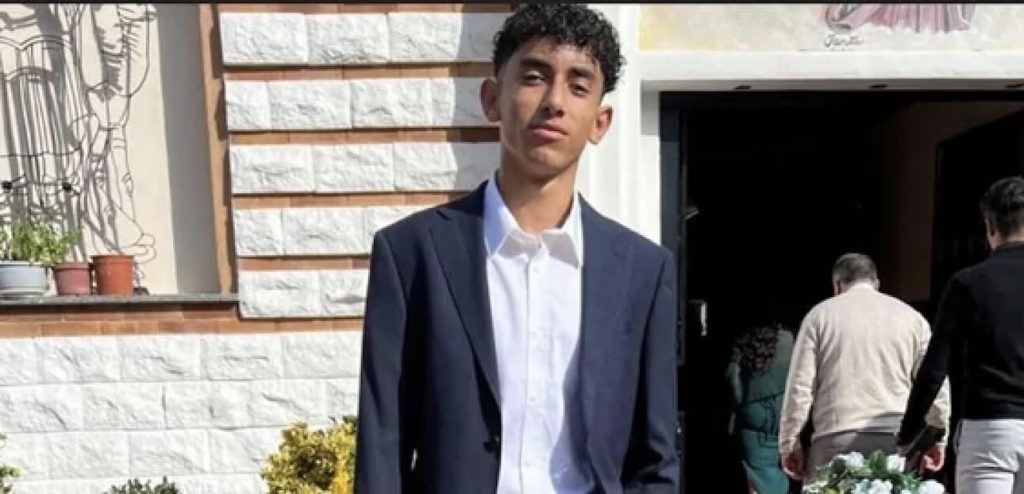 Coltello in classe, studente ucciso a scuola: allarme armi tra giovanissimi