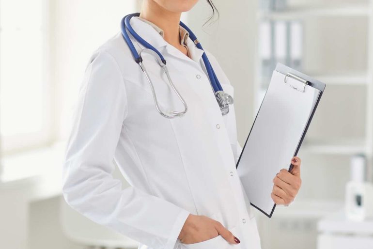 Compiere 70 anni e salvare una vita invece di andare in pensione: eroico compleanno della dottoressa Sestito