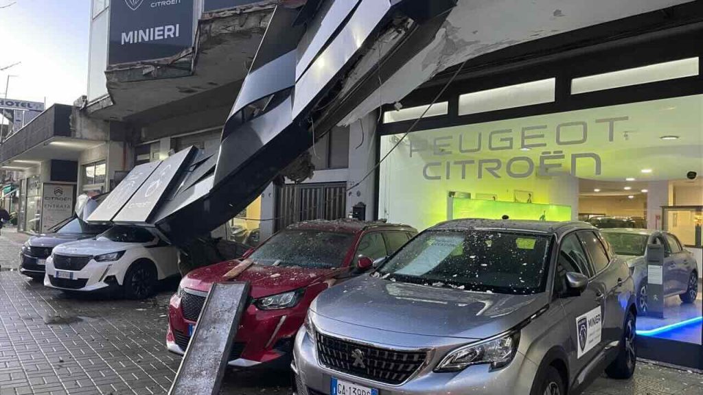 Crollo insegna a Casapulla, palazzo bloccato e auto distrutte
