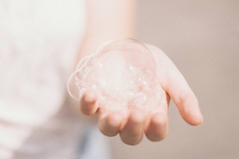 Detergenti schiumogeni: perché sono fondamentali nella skincare quotidiana