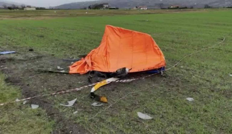 I resti dell'elicottero caduto