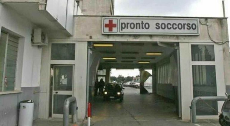 Ercolano, ingerisce acido muriatico: soccorsi in ritardo per mancanza di ambulanze