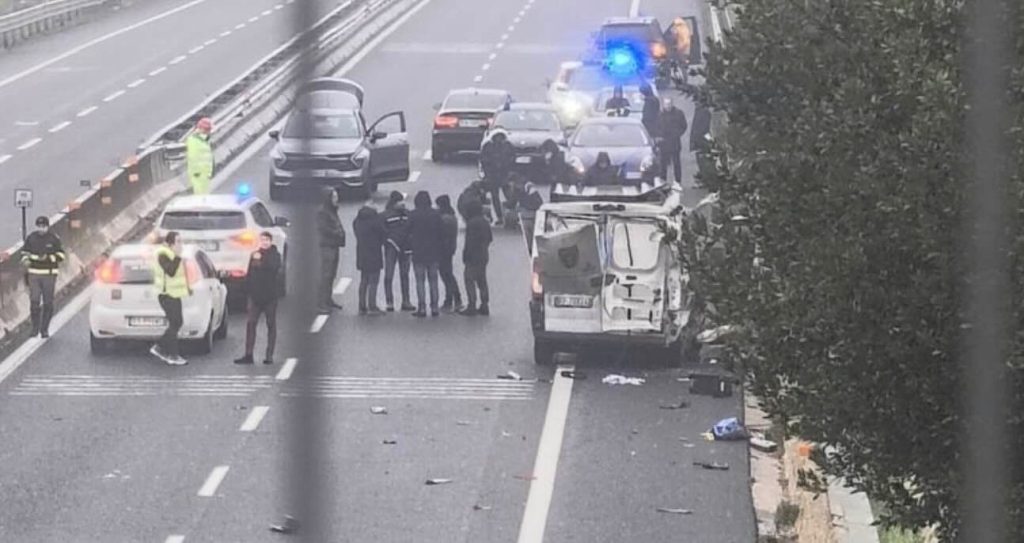 Far West in A14: commando assalta portavalori e sventra il blindato con l’esplosivo. Bottino da 400mila euro