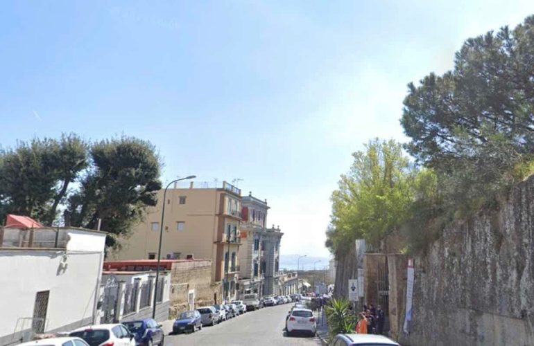 Follia al Vomero: aggredisce gli agenti in via Tito Angelini, arrestato 45enne