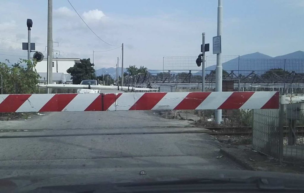 Furto alla cabina ferroviaria, tratta Cancello-Sarno in tilt: fiamme e blackout