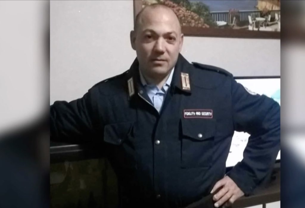 Guardia giurata napoletana aggredisce la moglie con le forbici, arrestato per tentato femminicidio