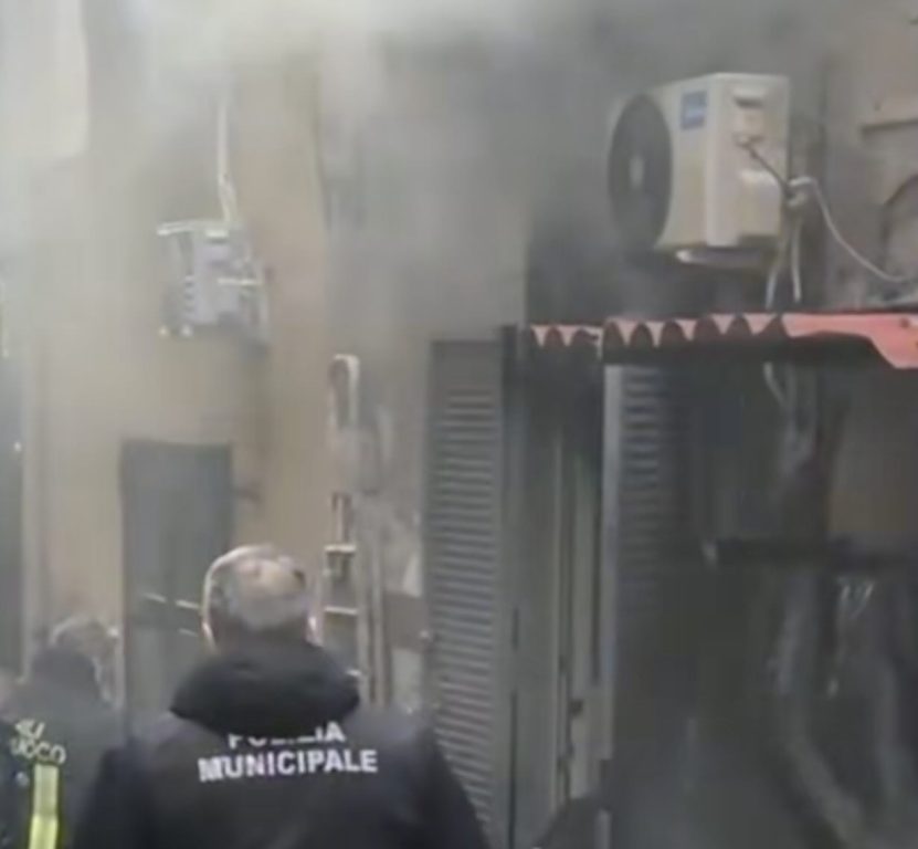 Incendio ai Quartieri Spagnoli: 20 persone intossicate