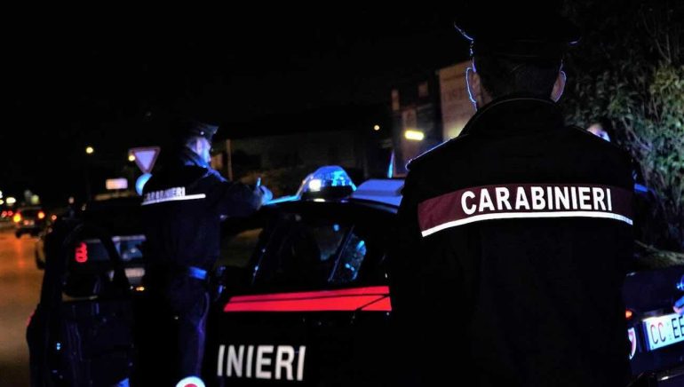 Inseguimento nel centro di Cellole, bloccato in auto con droga: 32enne finisce ai domiciliari