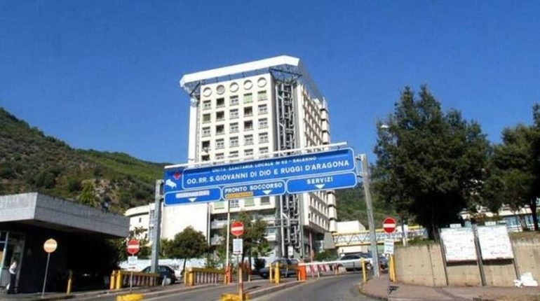 Salerno, ubriaco aggredisce due vigilantes con un coccio di bottiglia al pronto soccorso