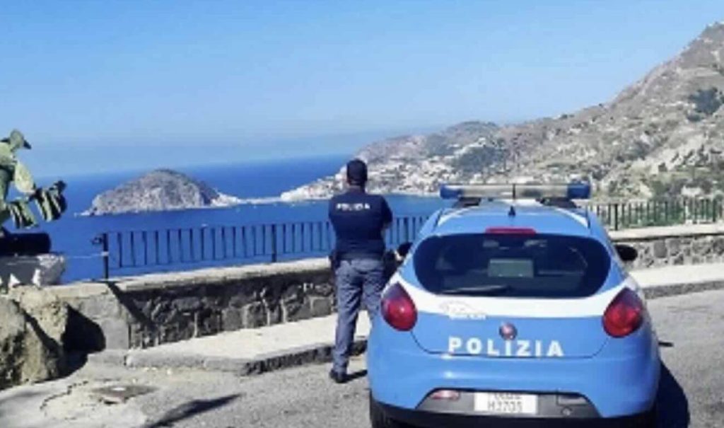 Ischia, 18enne fermato con un coltello in un negozio: scatta la denuncia