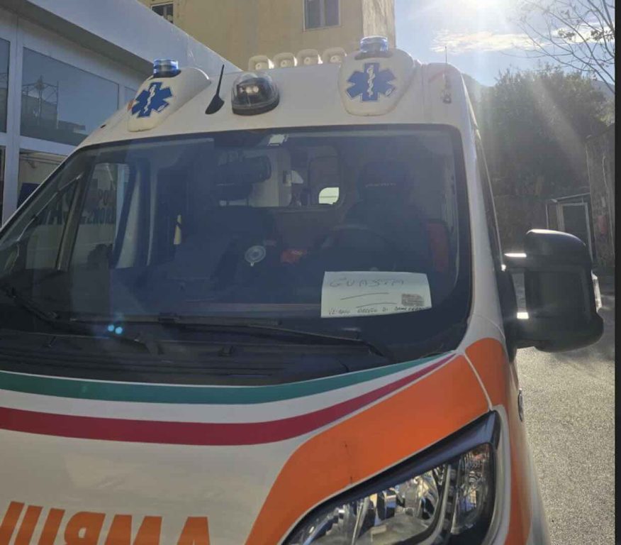 Ischia, aggrediti soccorritori del 118: autista ferito e ambulanza distrutta