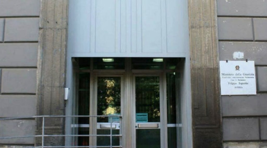 Lancia hashish oltre il muro del carcere di Aversa: fermato e arrestato