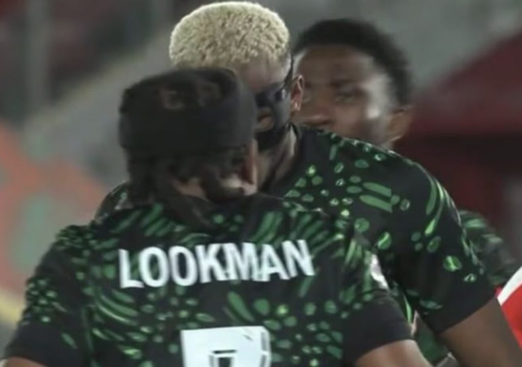 Lite in campo tra Osimhen e Lookman durante Nigeria-Mozambico