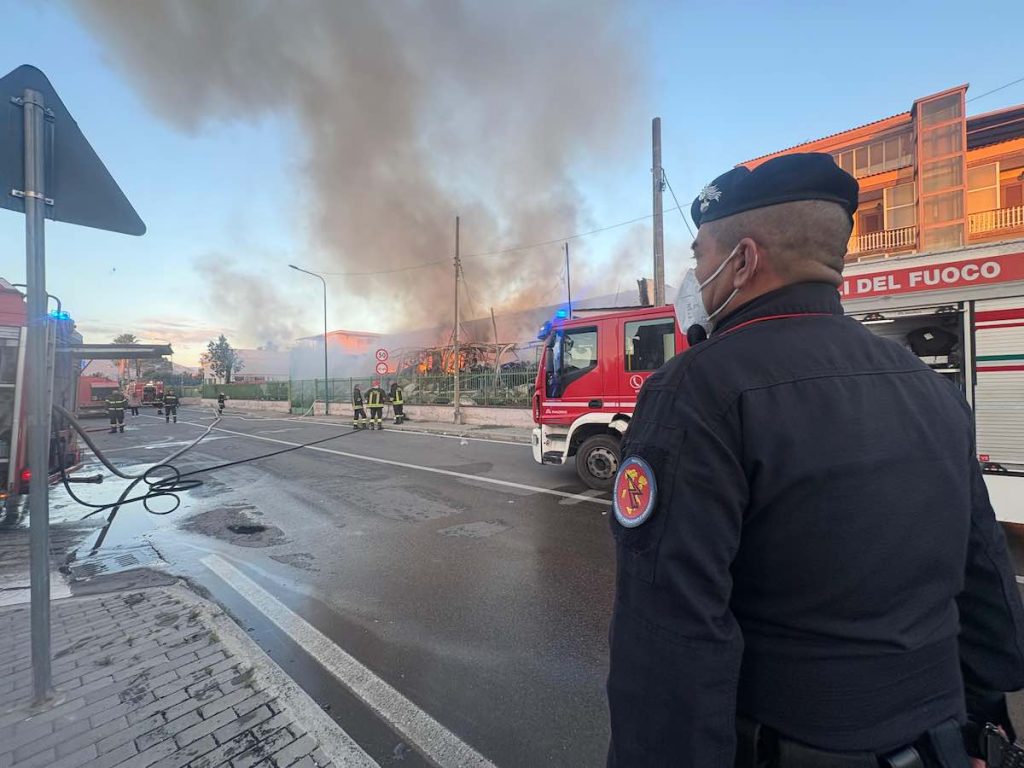 Mariglianella, vasto incendio in una ditta tessile