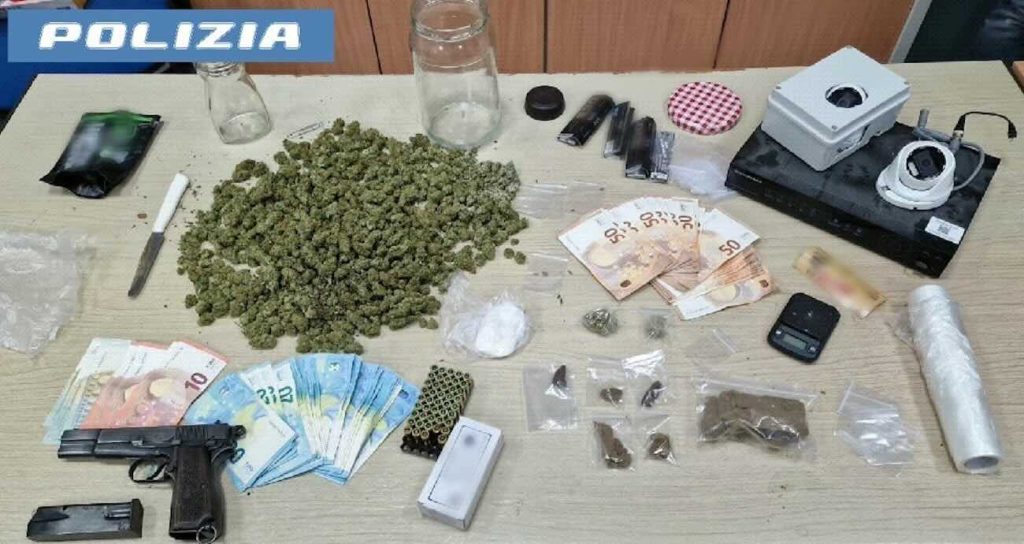 Napoli, 20enne beccato in casa con droga e pistola