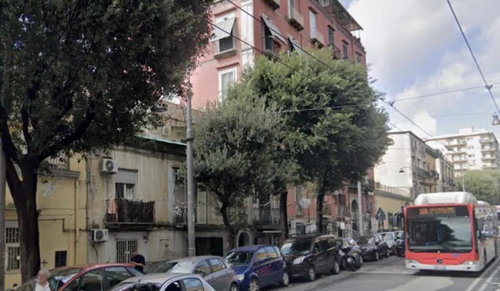 Napoli: 52enne tenta di strappare la borsa a una donna alla fermata dell’autobus