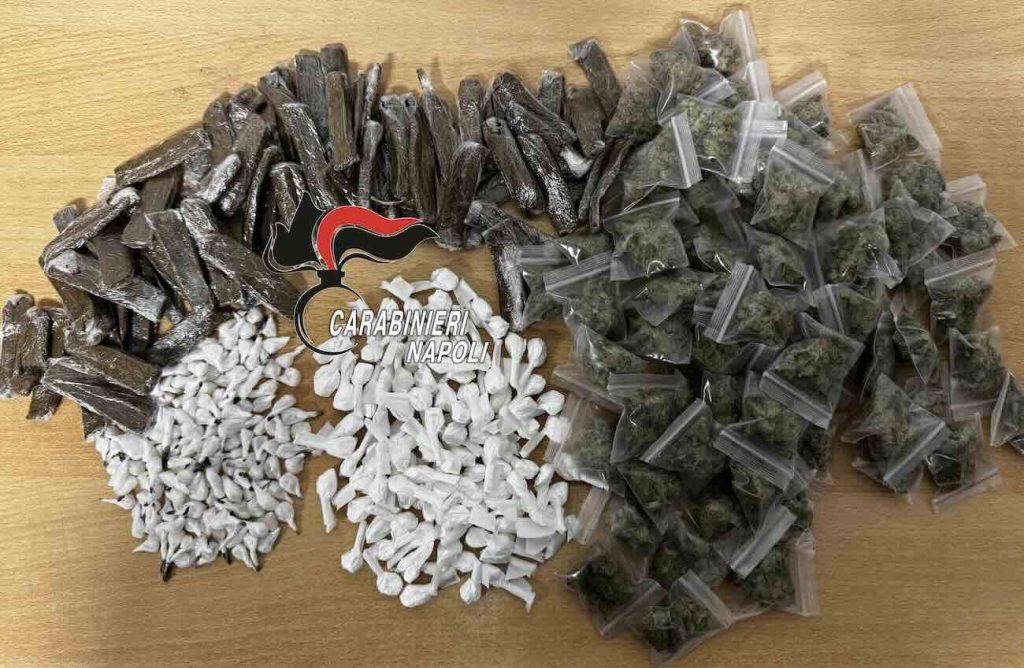 Napoli, blitz al Connolo: sequestrate 376 dosi di stupefacenti