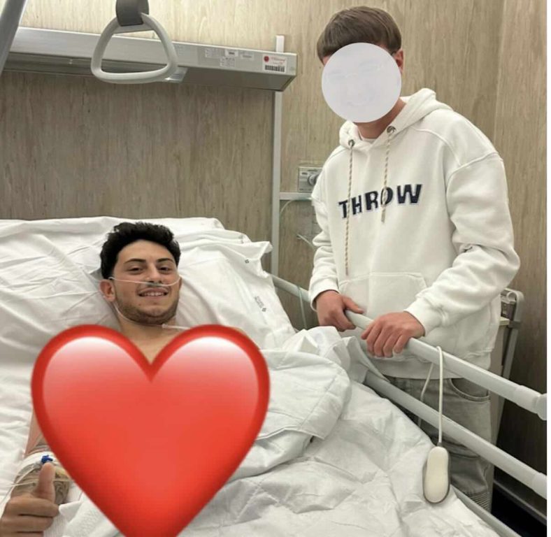 Napoli, Bruno Petrone il giovane calciatore accoltellato potrà lasciare presto l’ospedale