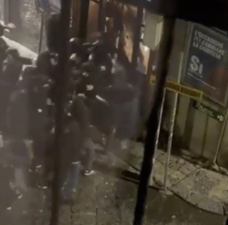 Napoli-Chelsea, notte di tensione in centro: scontri tra ultras a Chiaia