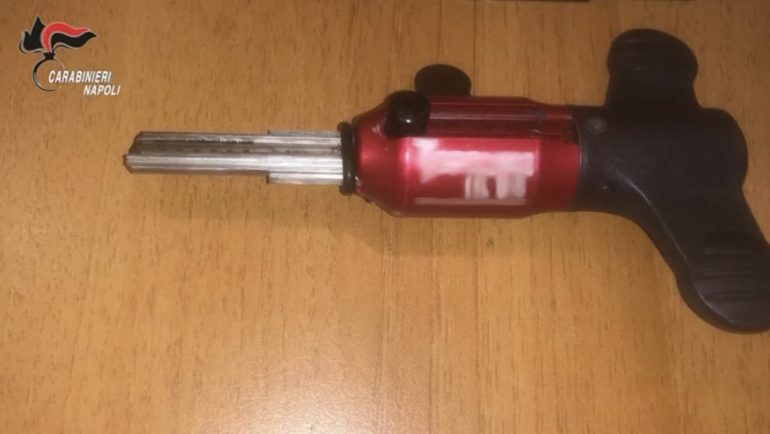 Napoli, chiavi «topolino» e grimaldelli bulgari: così i gruppi di ladri seriali entravano nelle case