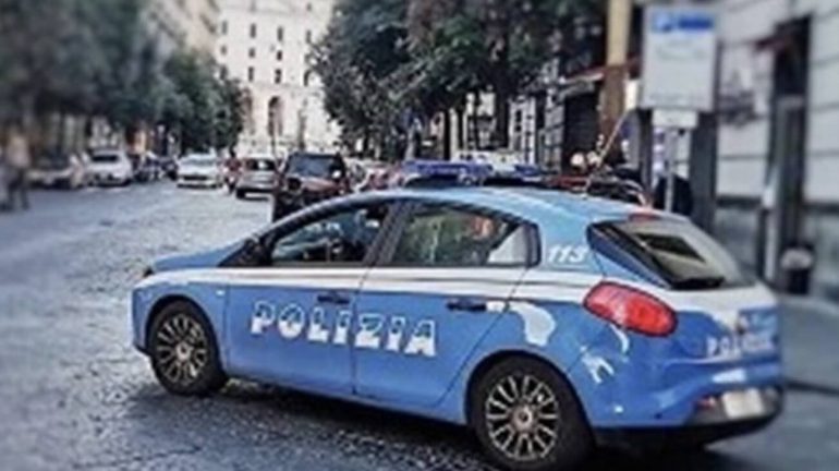 Corso Umberto I, rapina violenta per un cellulare: arrestati due uomini