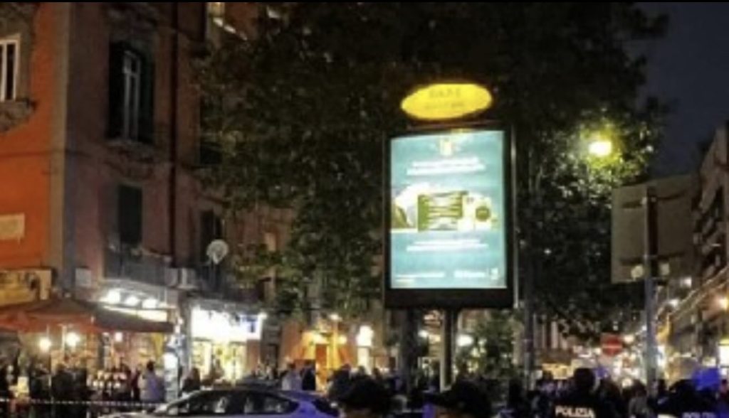 Napoli, due minorenni aggrediti in piazza Carità per uno schizzo di birra
