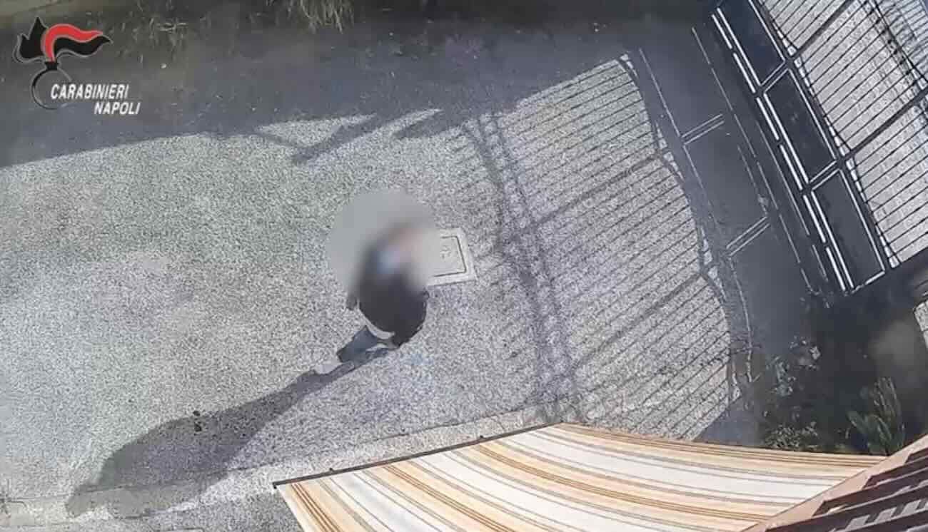 Uno dei ladri seriali in azione