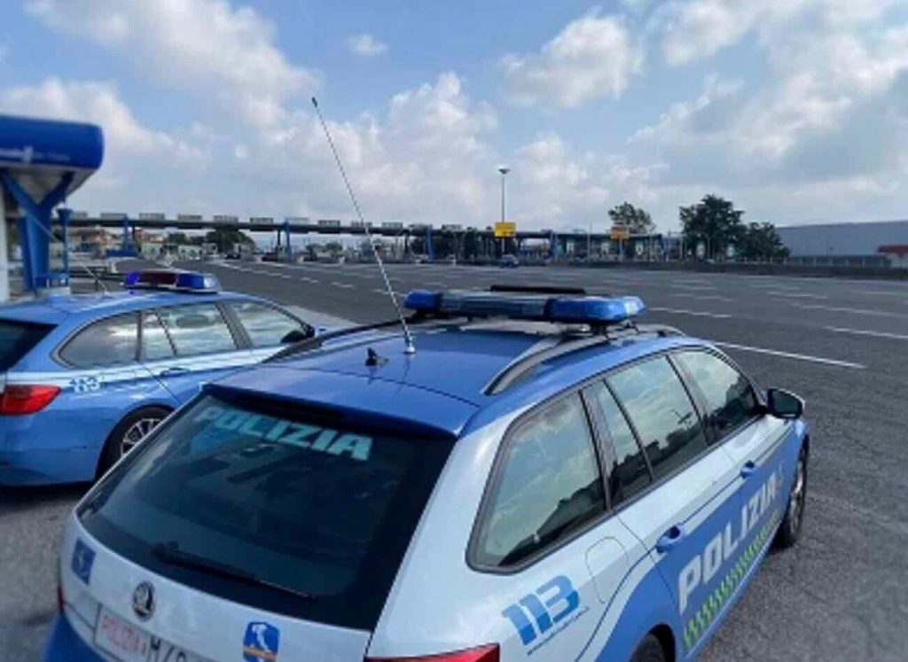 Napoli, intercettati con quasi 7 chili di droga in autostrada, arrestati due salernitani