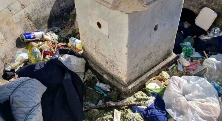 Napoli, la Fontana della Marinella affoga tra siringhe e rifiuti