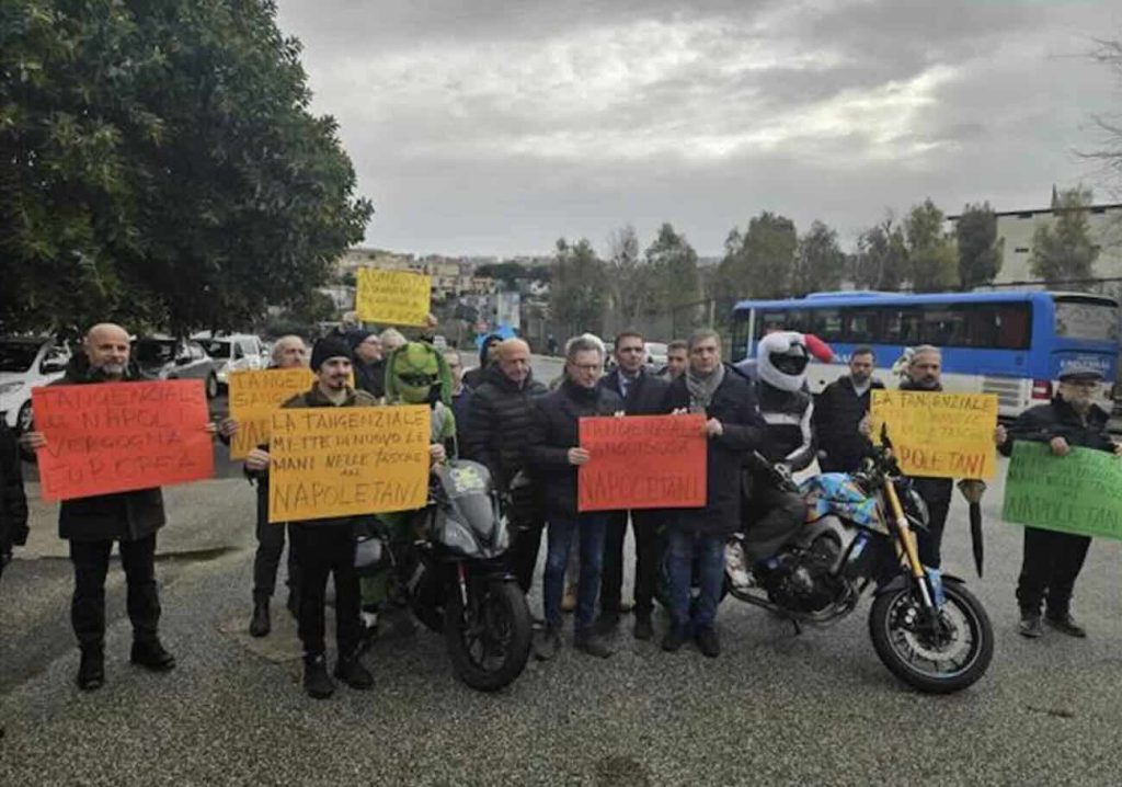 Napoli, la protesta corre (piano) sulla Tangenziale: «Stop ai rincari, non siamo un bancomat»