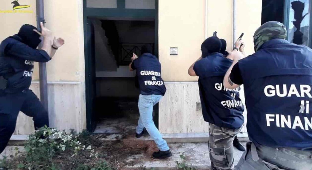 Napoli, maxi-riciclaggio da 60 milioni: 5 arresti, in manette anche un carabiniere e un vigile urbano