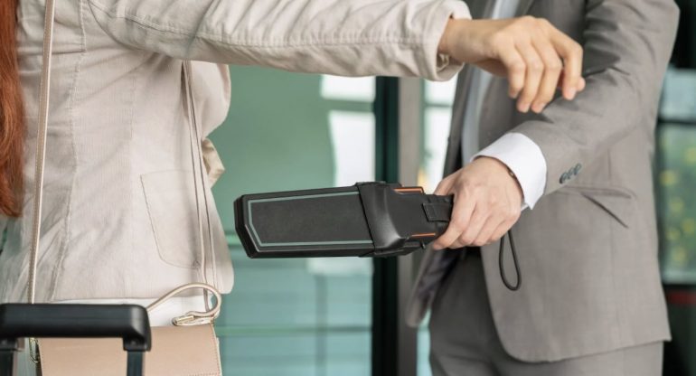 Napoli, metal detector contro la «moda» del coltello a scuola