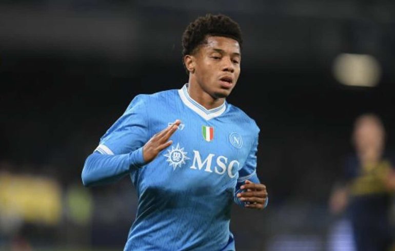 Napoli, Neres in Inghilterra: vola a Londra per l’operazione alla caviglia