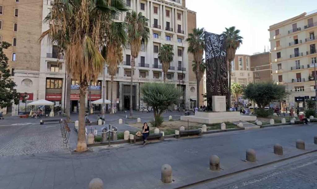 Napoli, piazza Carità: accoltellato un senzatetto peruviano