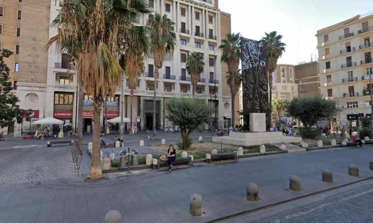 Napoli, piazza Carità: accoltellato un senzatetto peruviano