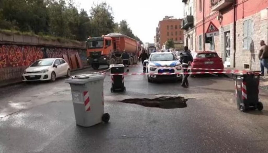 Napoli, riaperta al traffico via Nuova Bagnoli: conclusi i lavori dopo il cedimento
