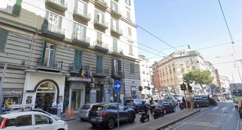 Napoli, sangue in Corso Garibaldi: 2 accoltellati durante una rapina