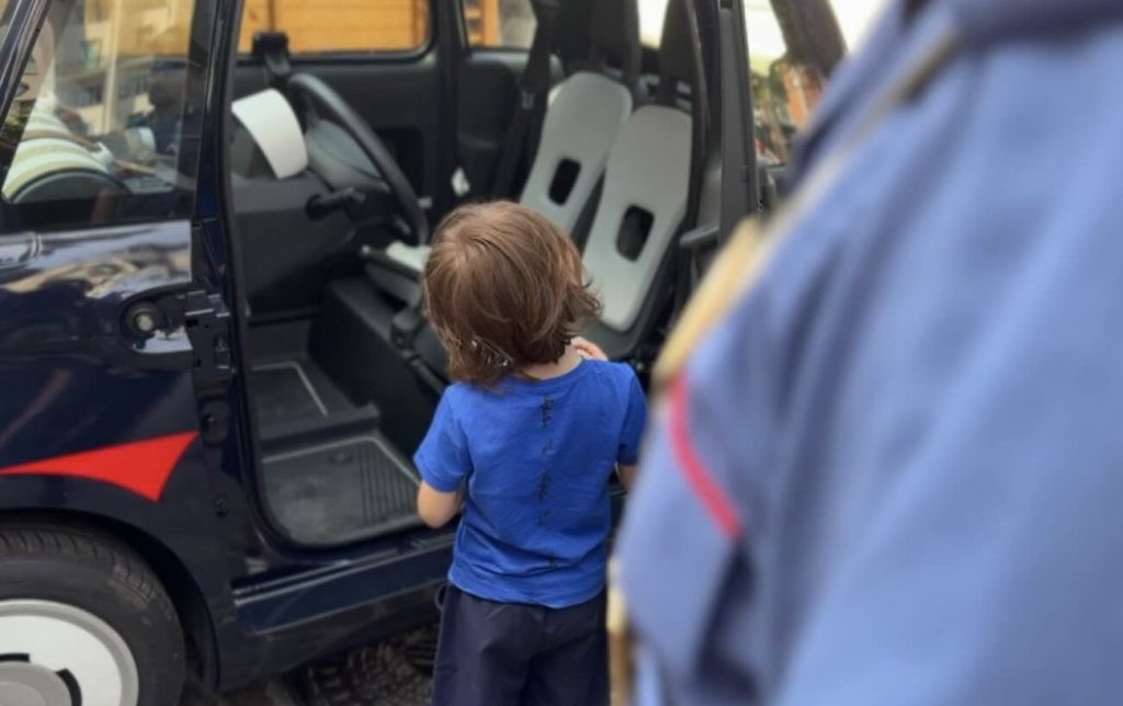 Napoli, scoperto asilo nido abusivo con 14 bambini stipati in una struttura fantasma