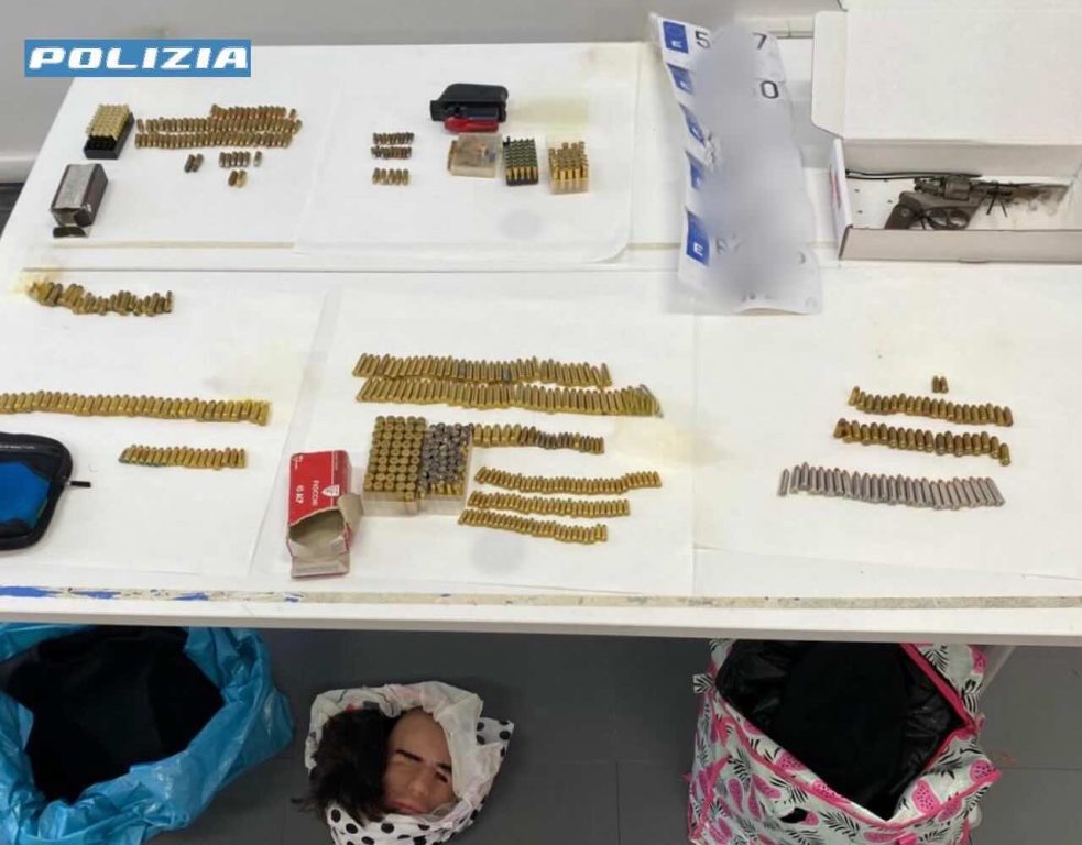 Napoli, scoperto il «kit del rapinatore»: armi, munizioni e un ordigno nascosti in uno stabile